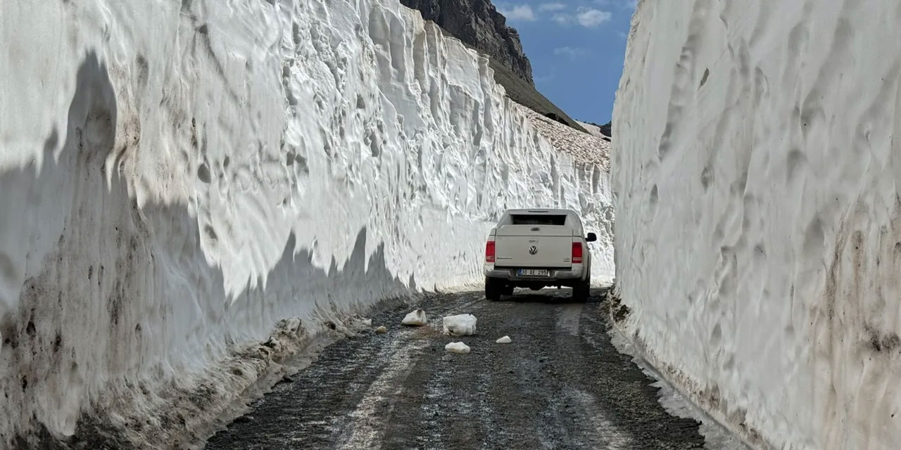 Hakkari'de Temmuz ayının ortasında 8 metre kar!