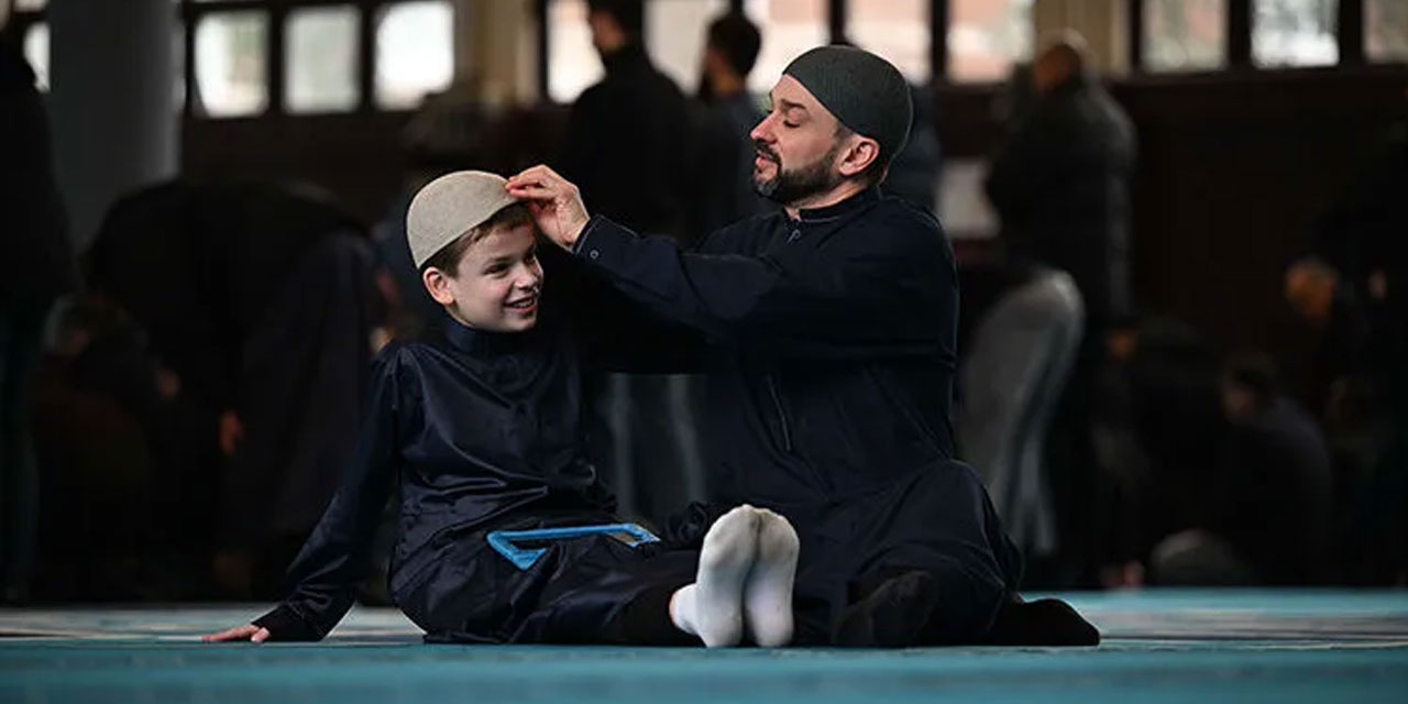 İngiltere'de Müslüman karşıtlığına karşı kekle mücadele veren otizmli Joshie İstanbul camilerinde