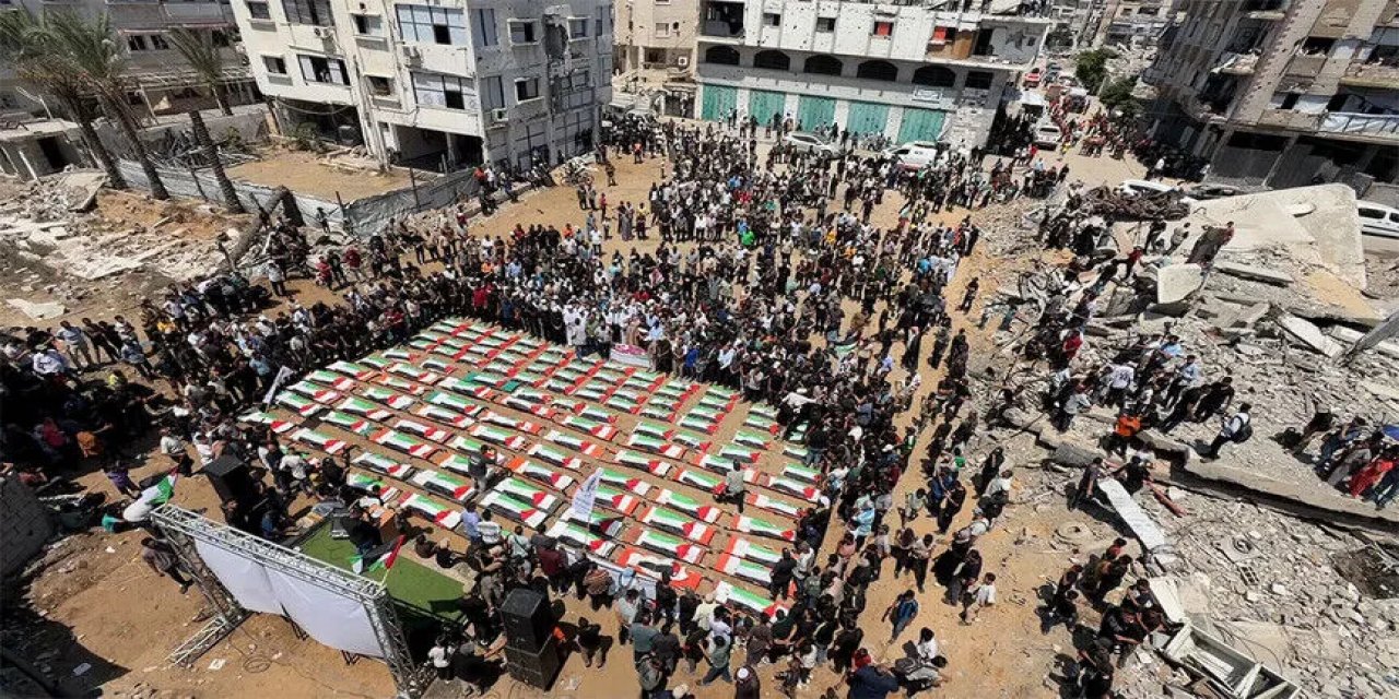 Katil israilin Gazze'ye saldırısından 3 yıl sonra enkazdan çıkarılan 112 naaş için cenaze hazırlığı