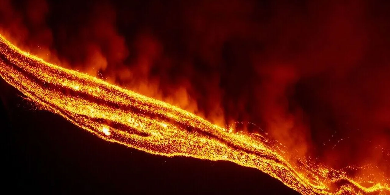 Etna Yanardağı güçlü bir lav fıskiyesine dönüştü