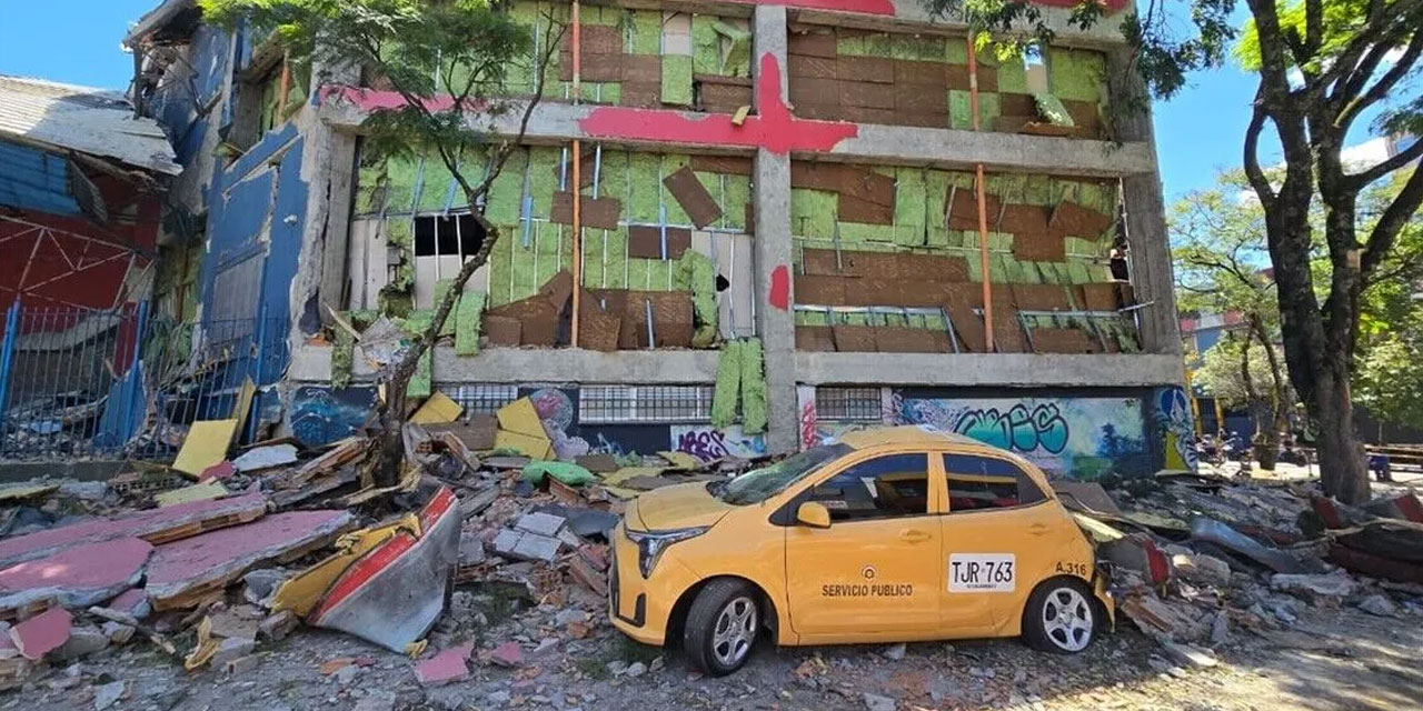 Kolombiya'da 7,4 büyüklüğündeki depremde ölenlerin sayısı artıyor