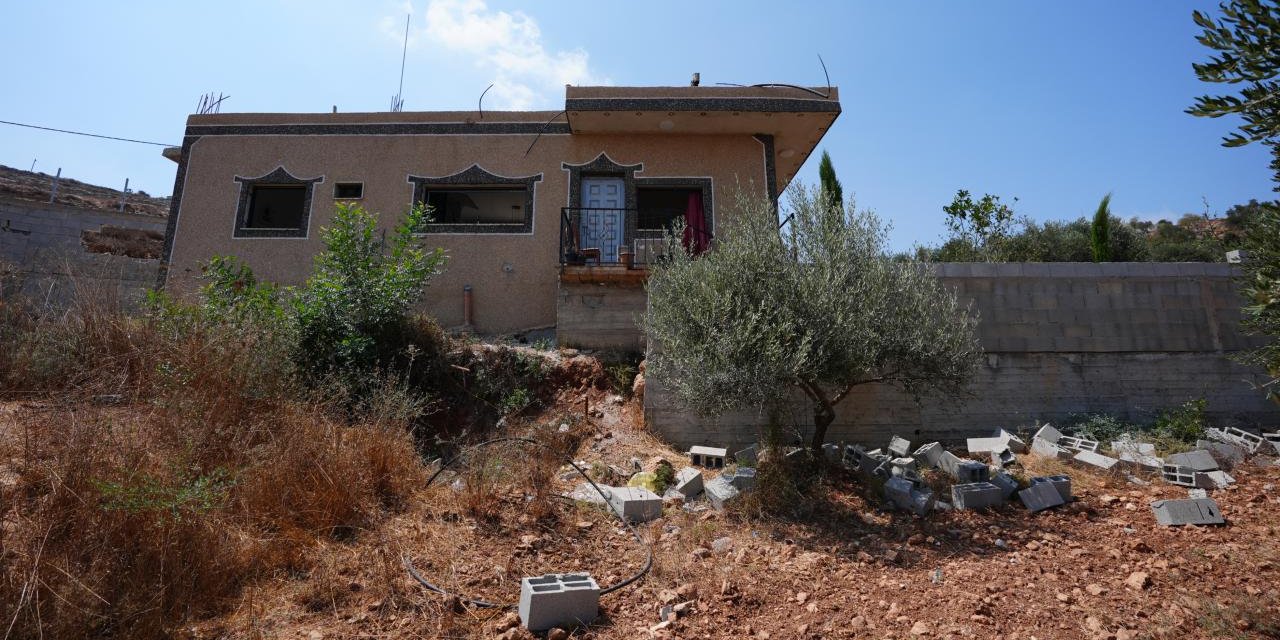 Terörist, işgalci israil Filistinli ailelerin evlerine saldırıyor