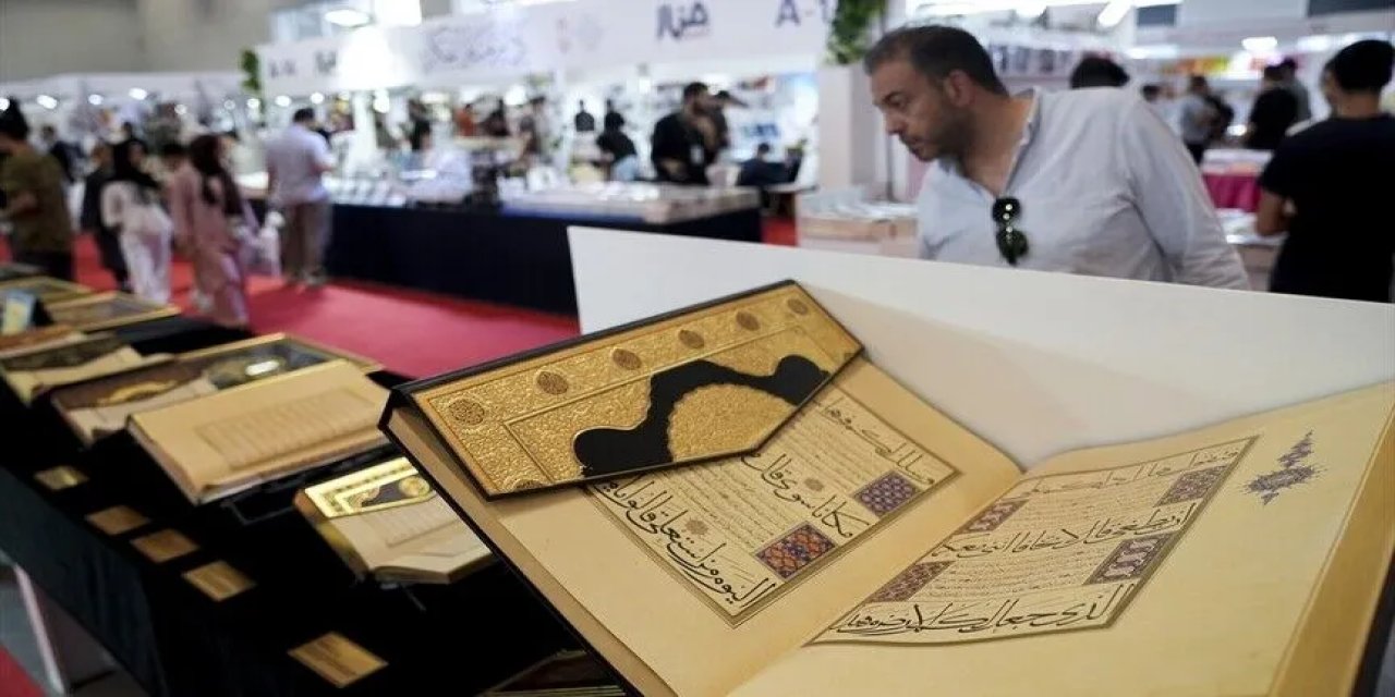 Arapça Kitap Fuarı'nda kokulu mushaflar ve tarihi yazmalar sergileniyor
