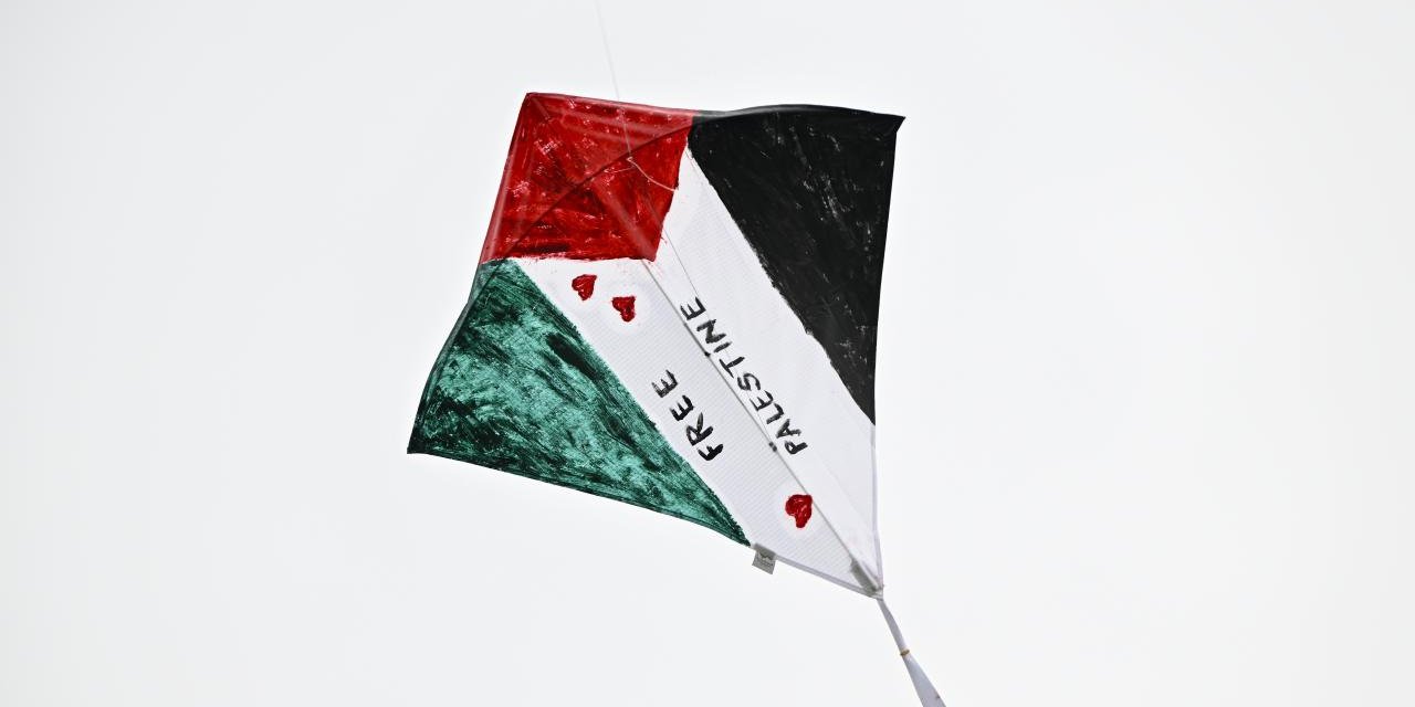 Soykırımcı israil bu kez de çocukların uçurtmalarına göz dikti
