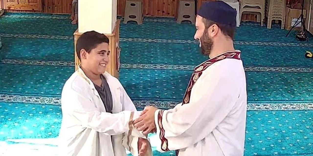 Şortla namaza gelen çocuğa, imamdan takdir gören davranış