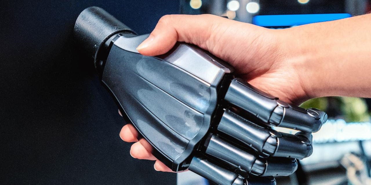 Botlarla konuştukça robotlaşıyoruz: Algoritmalar iletişim biçimimizi yeniden kodluyor