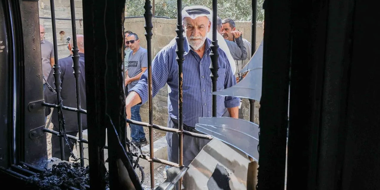 Filistin topraklarını gasbeden hırsız israilliler, Batı Şeria’da bir camiyi yakmaya çalıştı