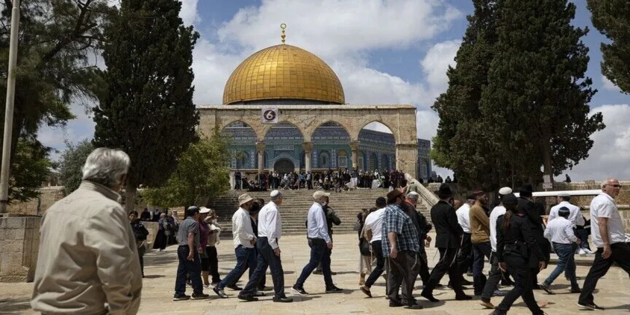 Filistin topraklarını gasbeden israilliler Mescid-i Aksa'ya baskın yaptı