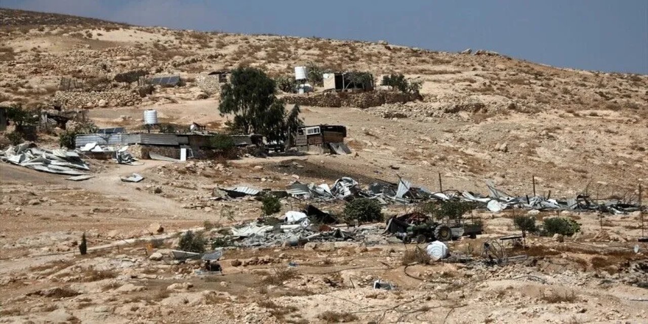 Terörist israil ordusu Batı Şeria'da Filistinlilere ait 24'ten fazla evi yıktı