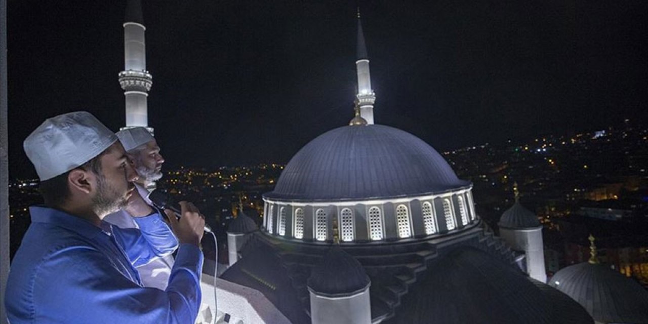 İlk sala nerede ne zaman okundu?