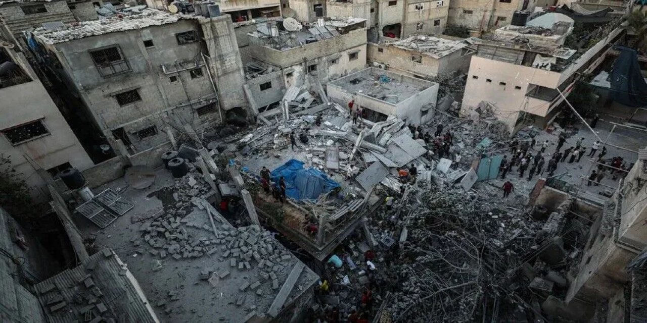 Katil israilin Gazze'de bombaladığı evin enkazından 28 Filistinlinin naaş kalıntıları çıkarıldı