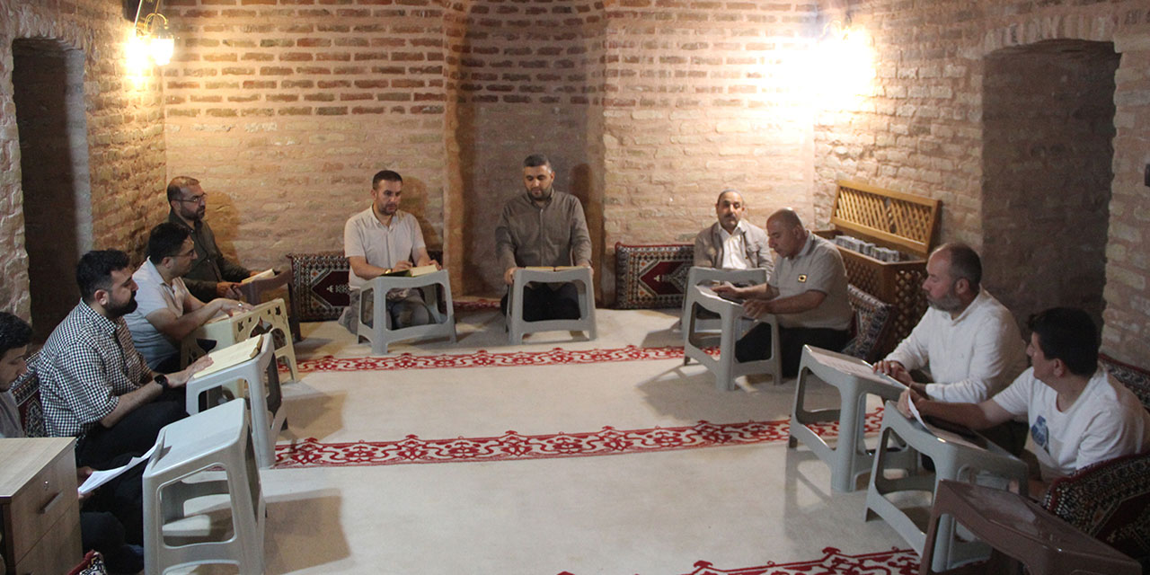 Kırmızı Medrese'de Melayê Cizîrî'nin divanı şerh ediliyor