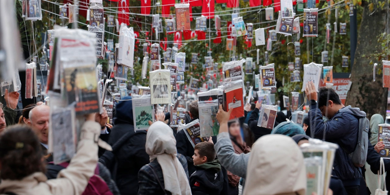 Kocaeli'de ağaçlardan kitap toplandı