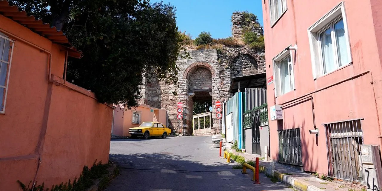 İstanbul'un ilk kuşatmasında sahabelerin şehit düştüğü kapı