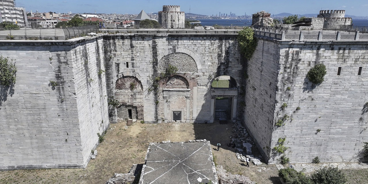 İmparatorların zafer törenlerinden Yedikule'ye uzanan 1600 yıllık Altın Kapı