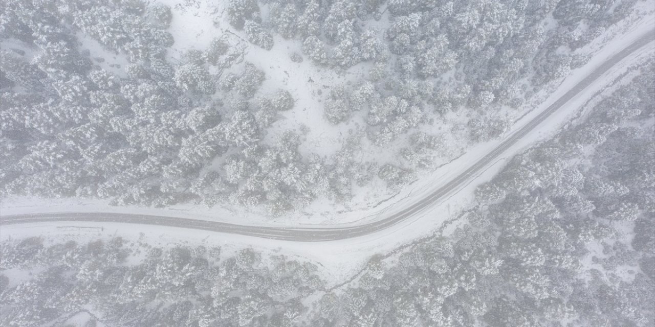 Bolu'nun yüksek kesimlerinde lapa lapa kar yağdırıldı