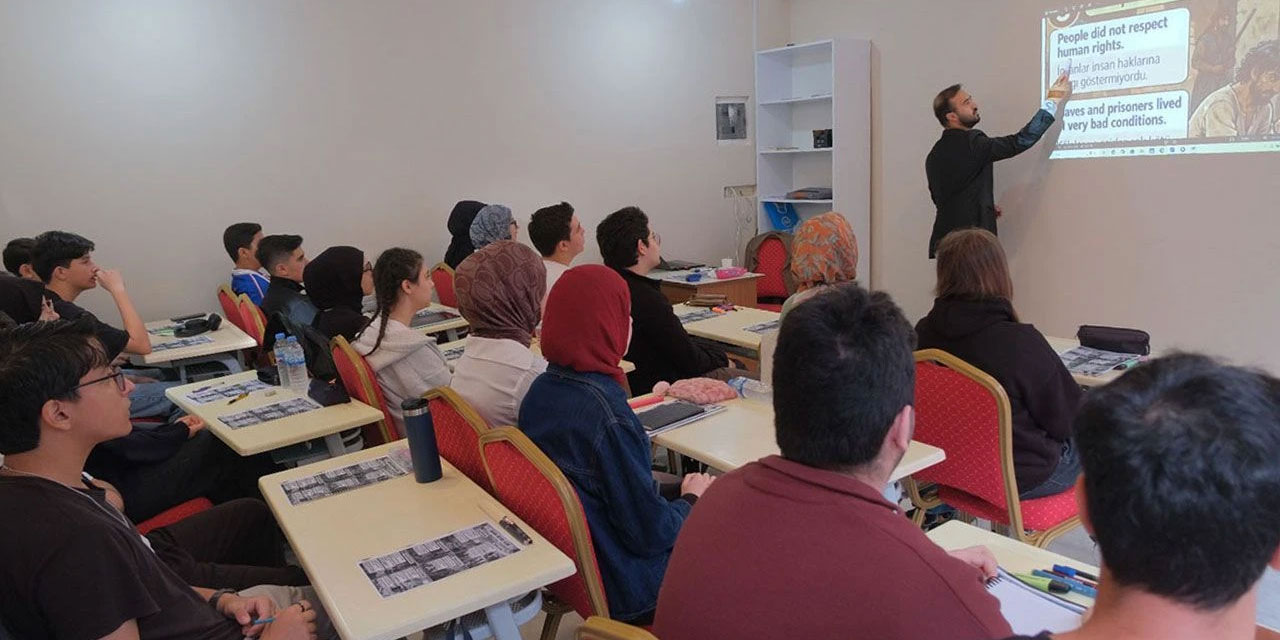 İmam hatipli gençler turistlere İslam'ı anlatmak için gönüllü oldu