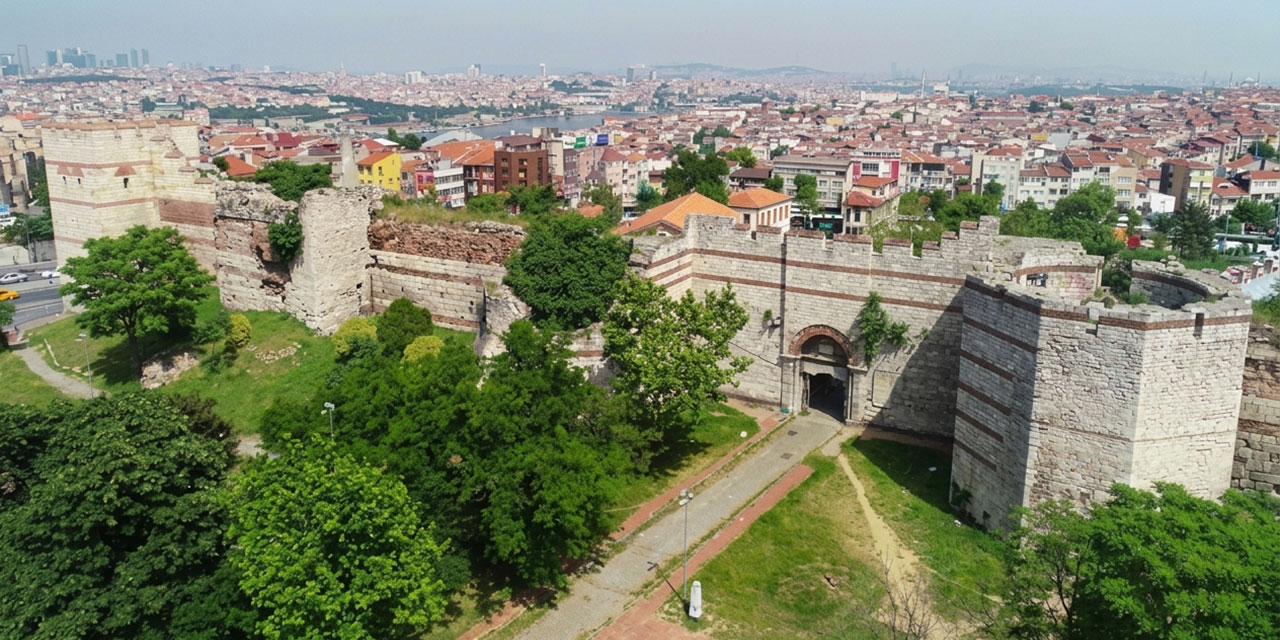 İstanbul'da kılıçların kuşandığı, törenlerin yapıldığı Edirnekapı