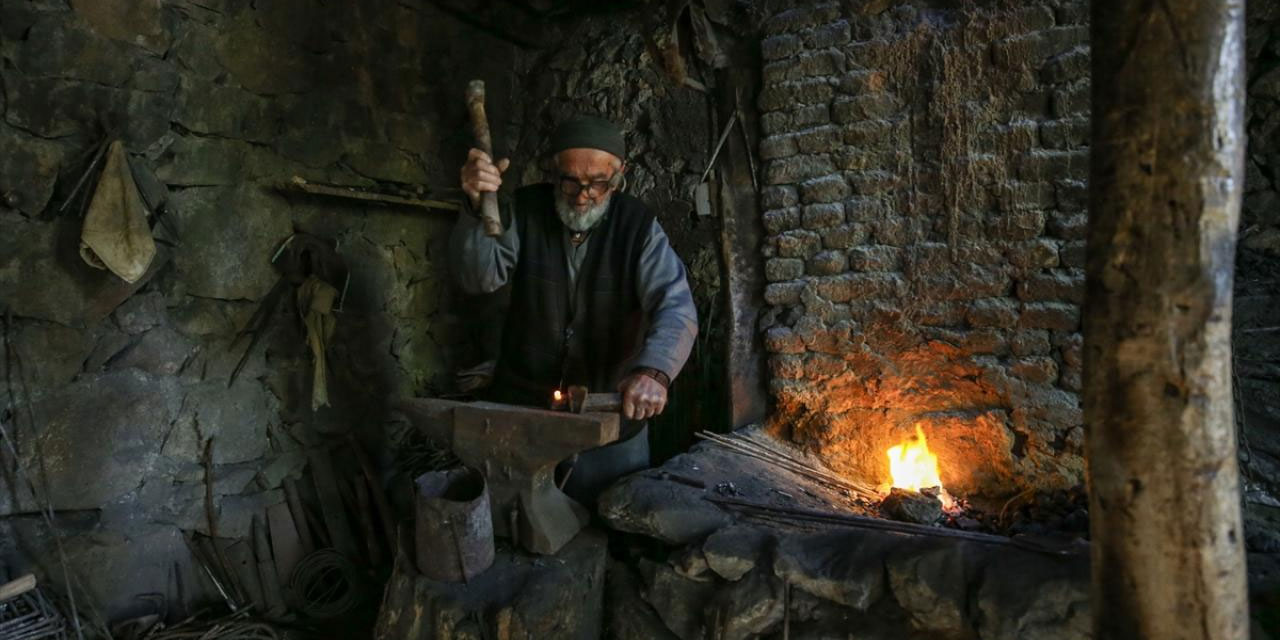 85 yaşındaki Nurettin usta 70 yıldır demir dövüyor: Sabah namazımı kılar, dükkanımı açarım