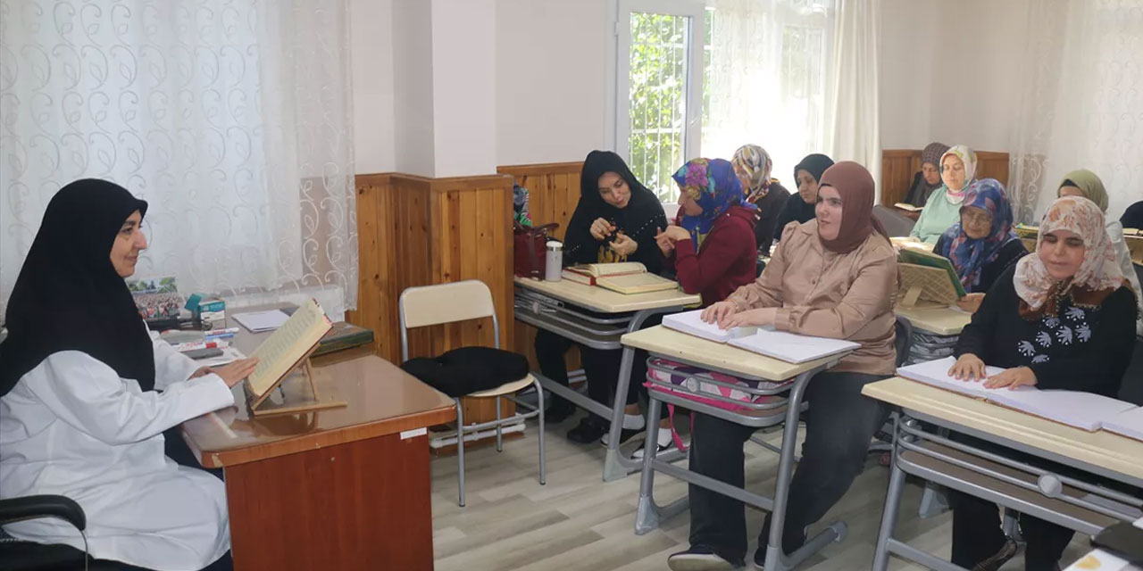 Parmak uçlarıyla Kur'an'ı hatmeden kardeşlerin sevinici