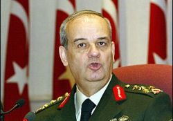 İlker Başbuğ, yine cemaatlere çattı