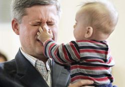 Babasıyla oynayan çocuk başarılı oluyor