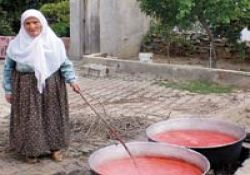 Öğrencilerin turşusu, pekmezi Havva anadan