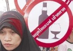 Müslüman ve Hindular omuz omuza