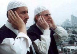 Minaresiz camide ezan ağaçta okunuyor