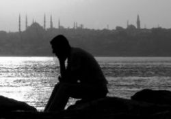 Bazen kenarda durmak veya susmak da hizmettir