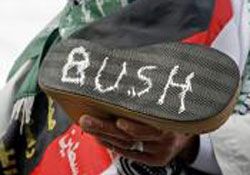 Busha atılan ayakkabı marka oldu