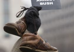 Bush'lu Beyaz Saray'a ayakkabı yağdı