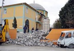 Fırtına camilerin minarelerini devirdi