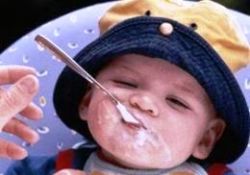 Bebekleri besine erken başlatmayın