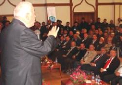 Aydın olmanın yolu seccadeden uzak durmaktan mı geçiyor?