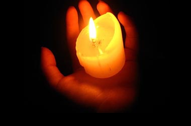 Allah dilediği kimseyi nuruna iletir