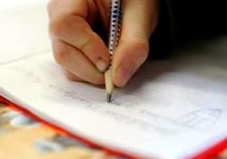 Okuma-yazma öğretmek için yol kesiyor!