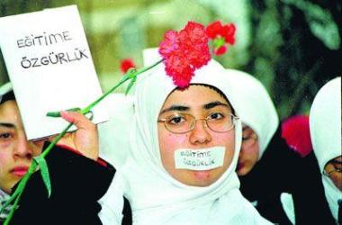 Başörtüsü eylemleri 300. haftasına giriyor