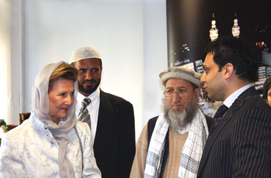 Başörtülü kraliçenin cami ziyareti