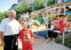 Boş arsayı çocuk parkına dönüştürdü