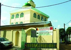 Kamerun’da okul ve cami sevinci