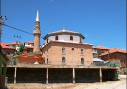 Kundaklanan camiler onarılıyor