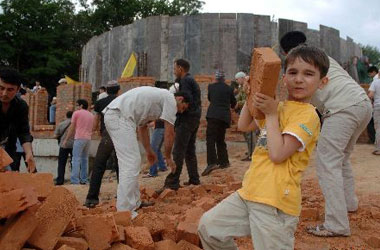 Cami inşaatları gönüllüler sayesinde yükseliyor