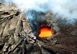 Deprem yanardağı harekete geçirdi