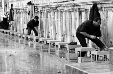 Şadırvanın suyu sıcak akınca saflar sıklaştı