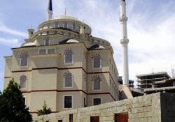 Lokal inşaatı cemaati kızdırdı