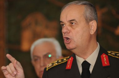 'Başbuğ hala niye görevde?'