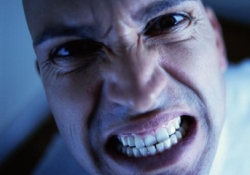 Önce dişleri vuruyor