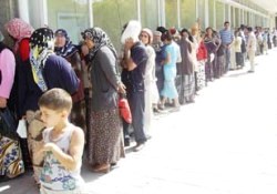 Eğitim yardımı alacak kadınlar, görevlinin 'kul hakkı' uyarısıyla sıraya girdi