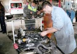 Akranları tatilde, onlar sanayide